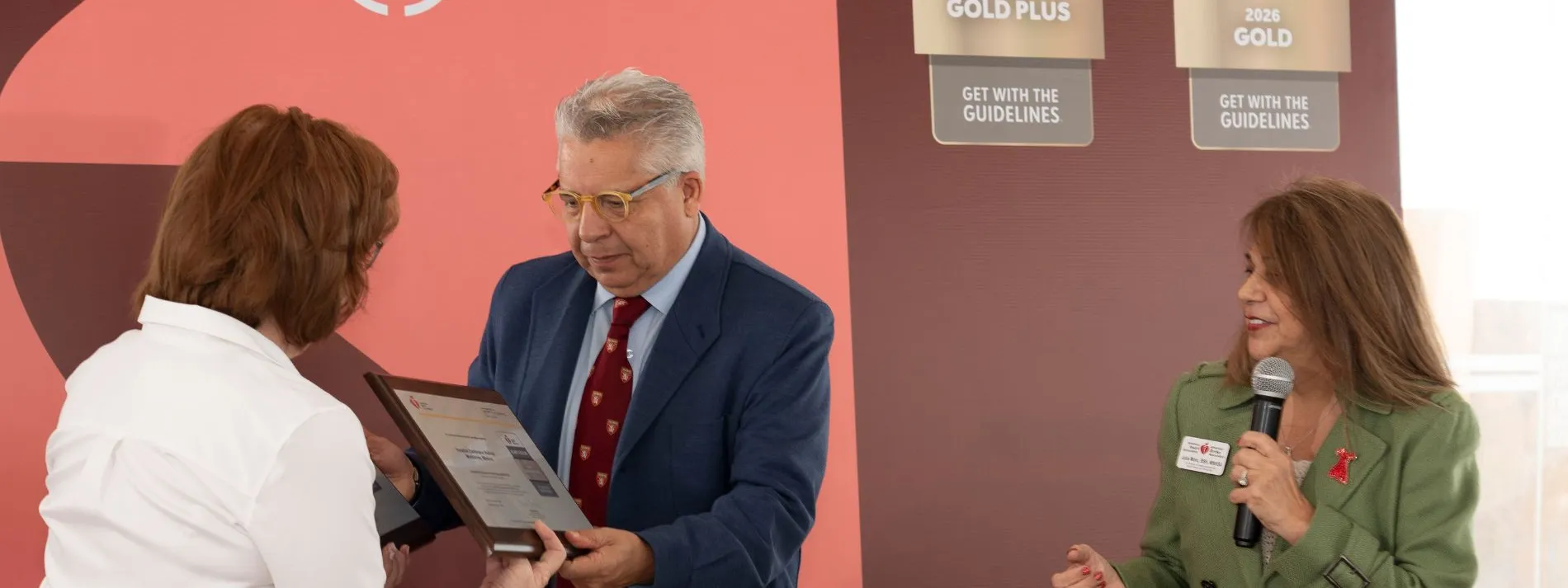 TecSalud destaca en cardiología con doble premio internacional
