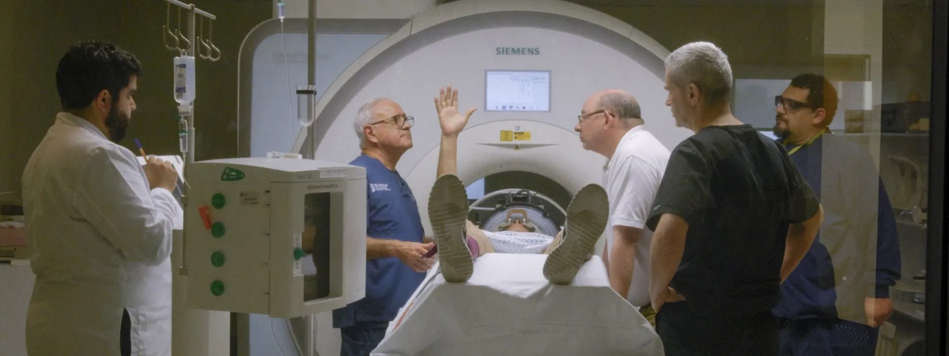 TecSalud: pionero en terapia no invasiva para temblores y Parkinson