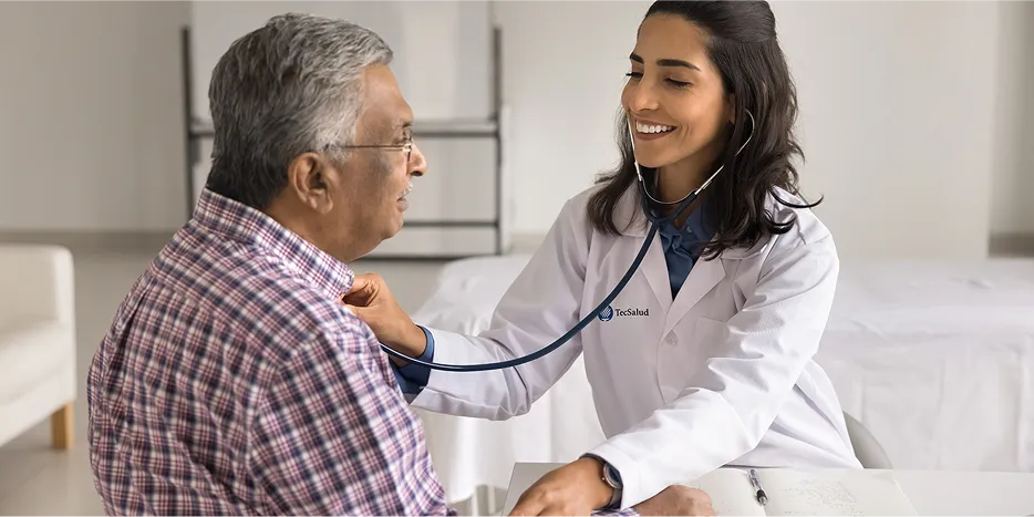 Medico revisando a paciente