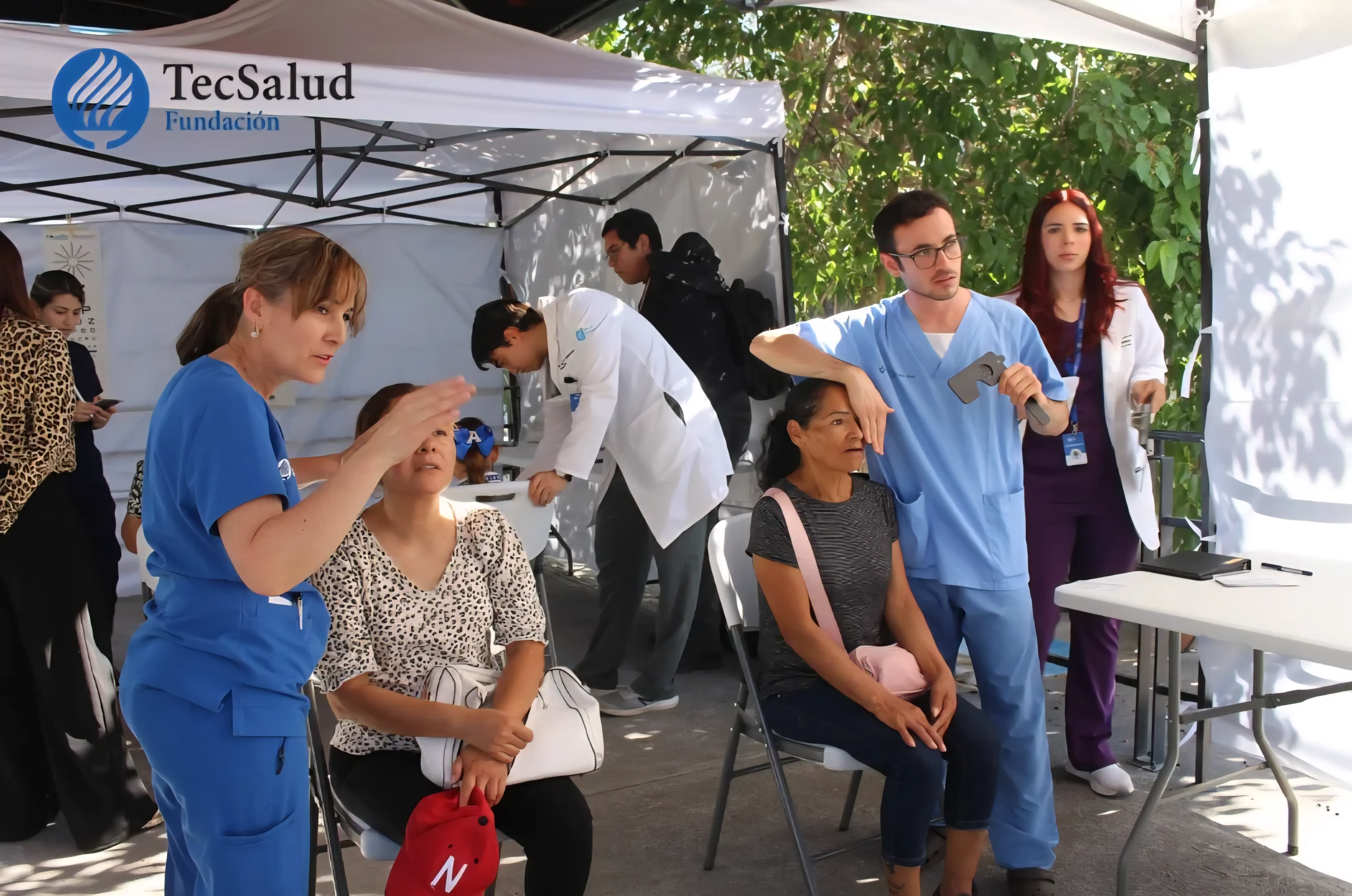 Médicos TecSalud atendiendo comunidad en jornada