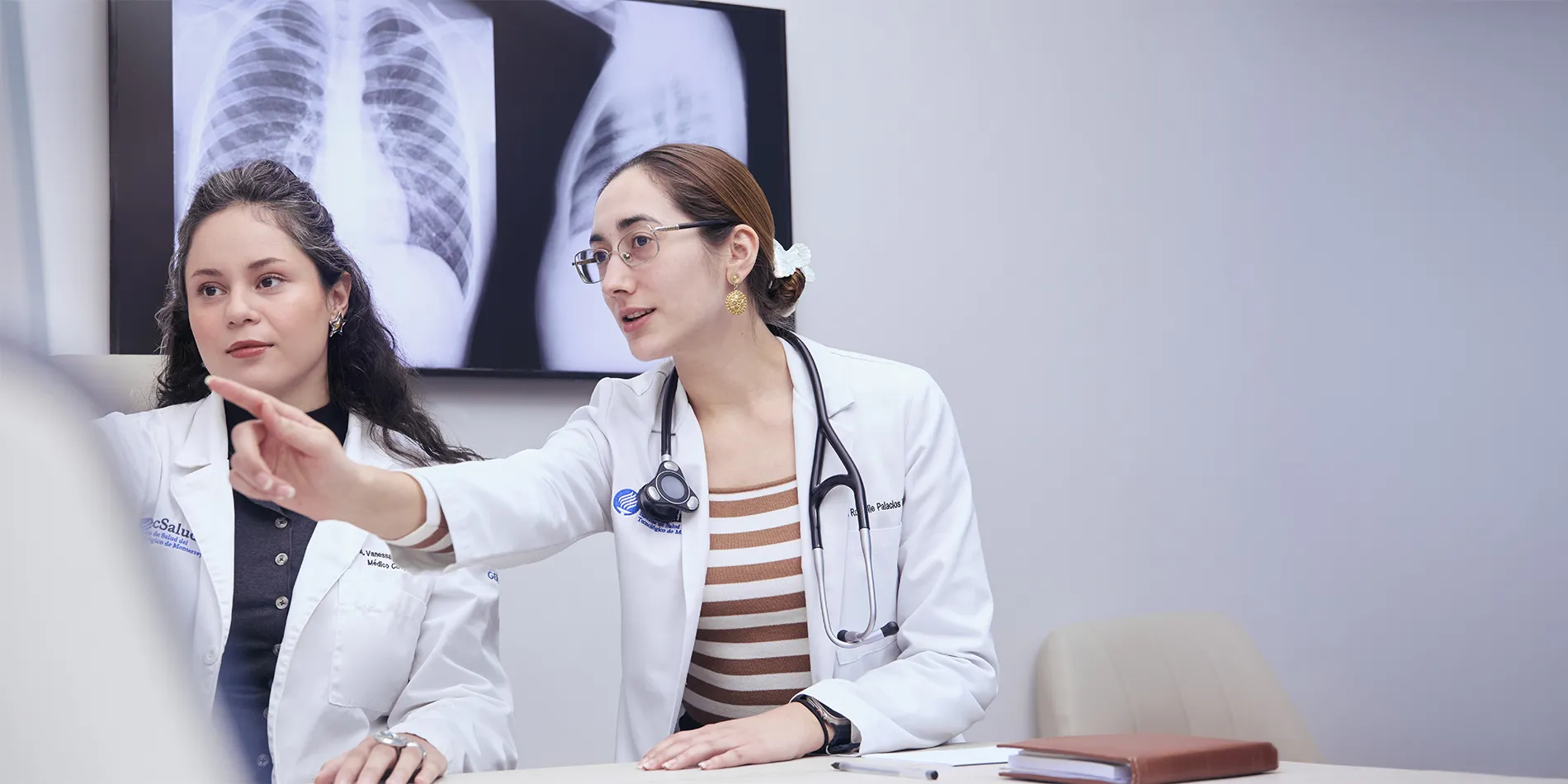 Los Cursos de Alta Especialidad Médica se destacan por contar con un grupo docente que se caracteriza por su alto perfil académico