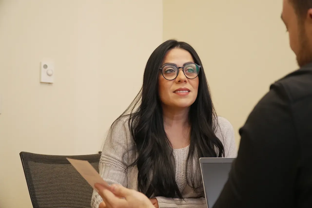 Representante de programa seguro bridando información a mujer asegurada