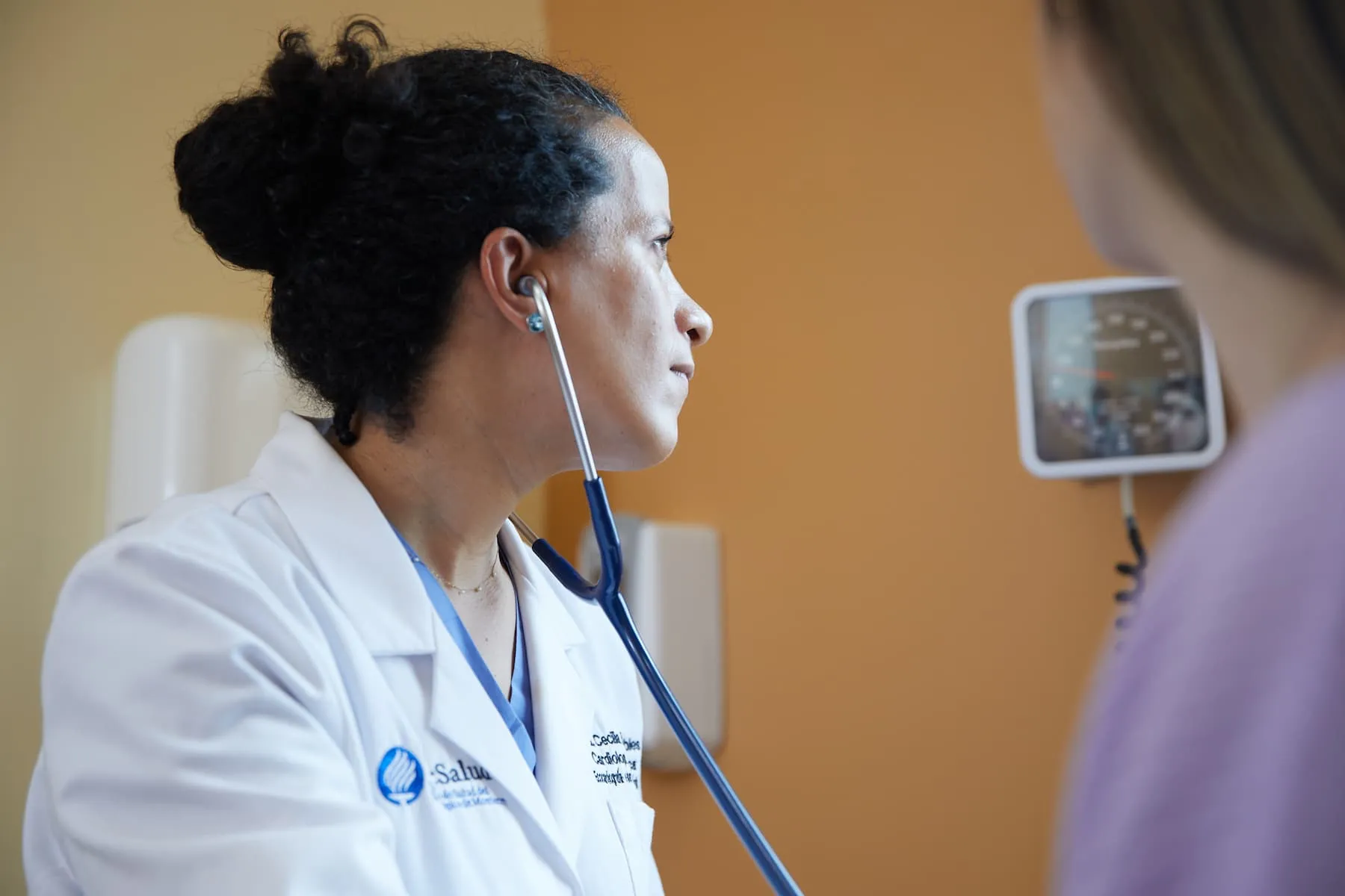 Dra. Cecilia Britton o Dr. Juguetes realizando consulta médica