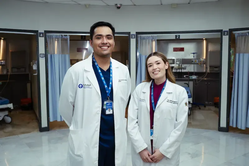 Estudiantes de medicina realizando su práctica en el hospital de TecSalud
