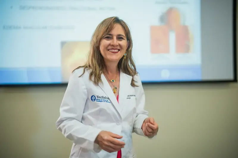 Profesora TecSalud impartiendo clase de medicina