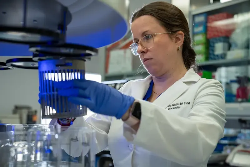 Médicos de TecSalud realizando investigación